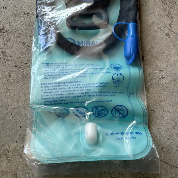 MIRACOL Hydration Backpack With 2LTR Water Bladder Insulated Pack for Hiking NEW - Picture 7 of 8